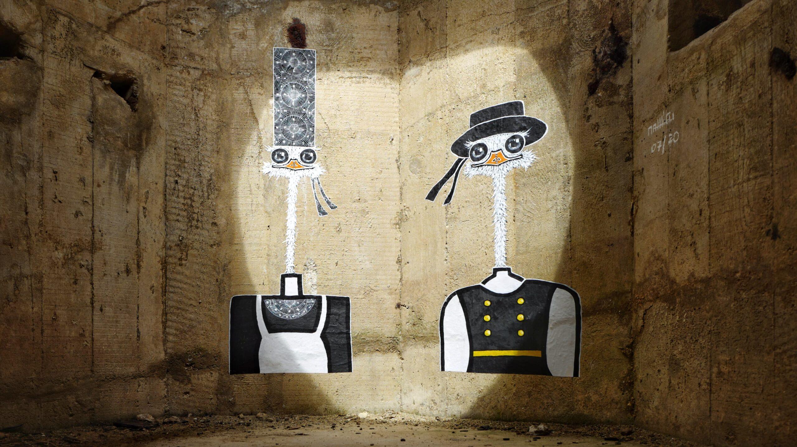 Oeuvre représentant deux autruches habillées en tenues traditionnelles bretonnes. Oeuvre réalisée en 2020 par le street artiste Matt_tieu dans un bunker en Bretagne.