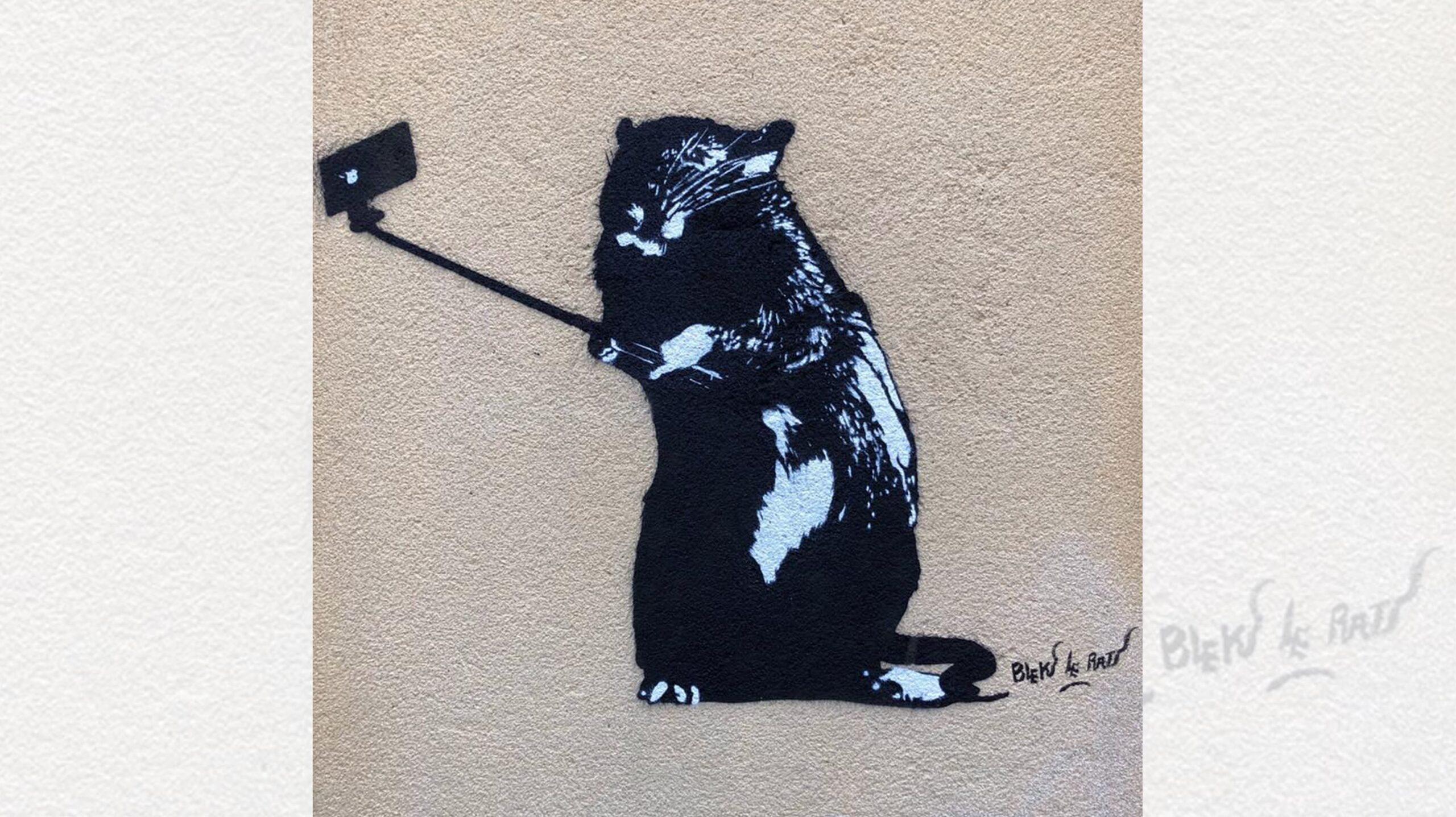 Oeuvre au pochoir du street artiste Blek le Rat représentant un rat se prenant en selfie. Il tient son téléphone au bout d'une perche à selfie.