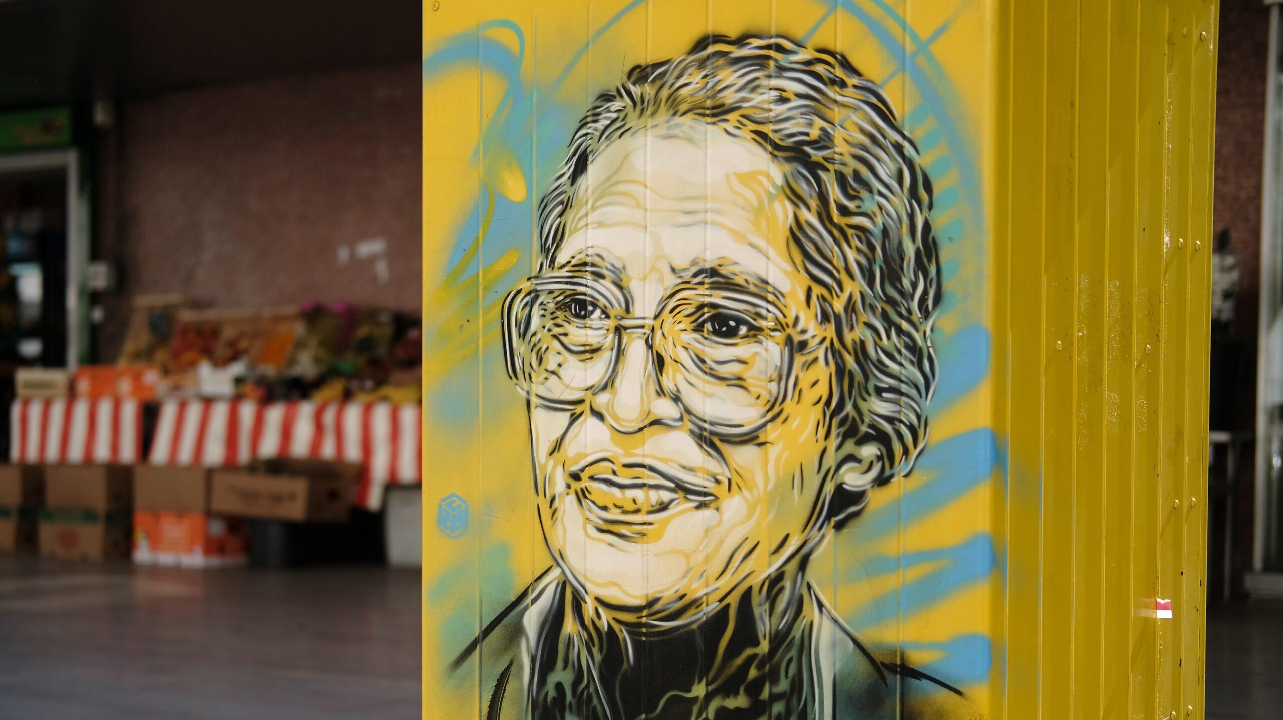 Portrait de Rosa Parks réalisé au pochoir sur une boite aux lettres par l'artiste urbain C215