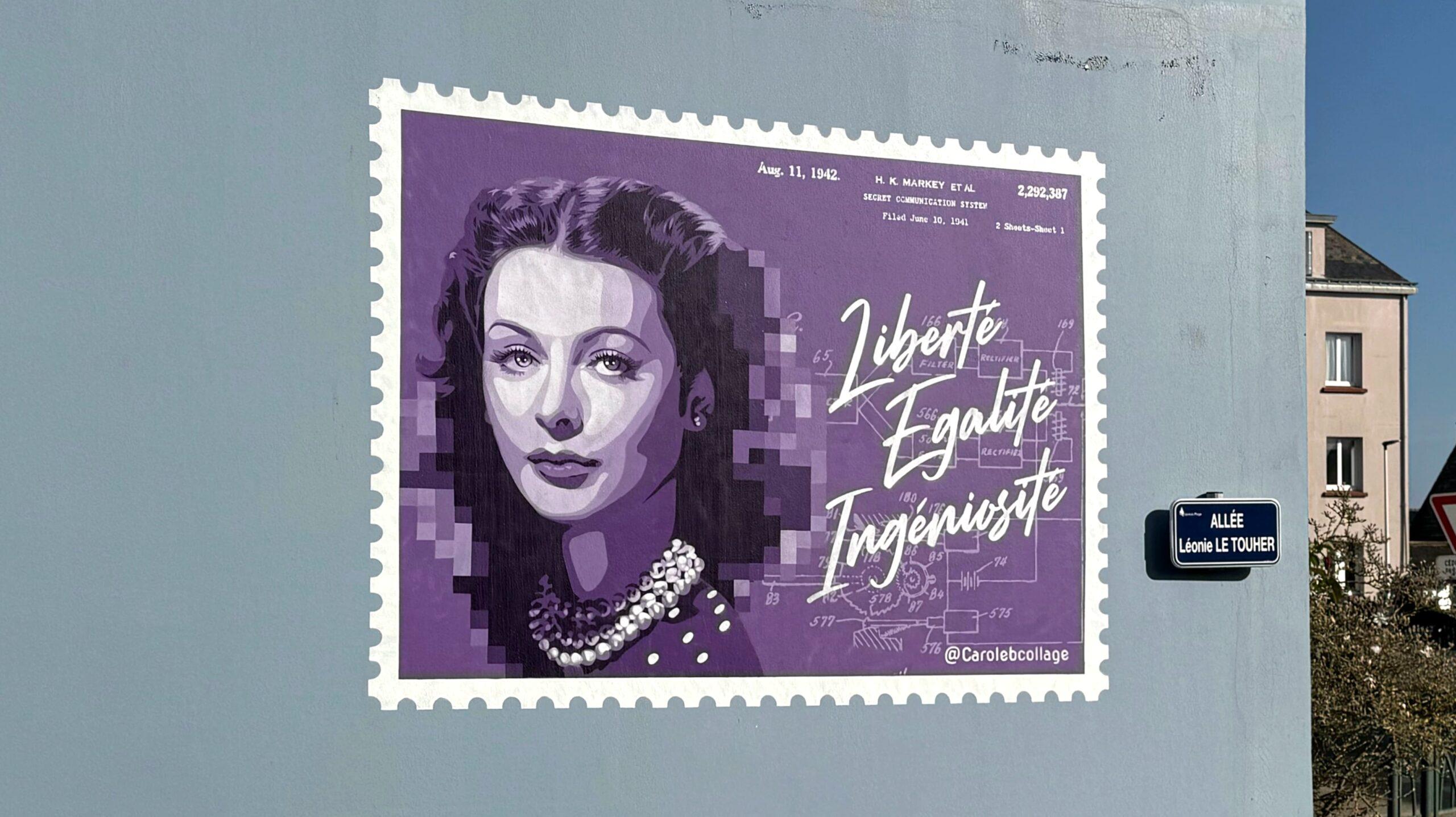 Oeuvre murale représentant le portrait de l'actrice et inventrice Hedy Lamarr sur un fond violet en forme de timbre. Oeuvre réalisée à Larmor-Plage par la street artiste Carole b.