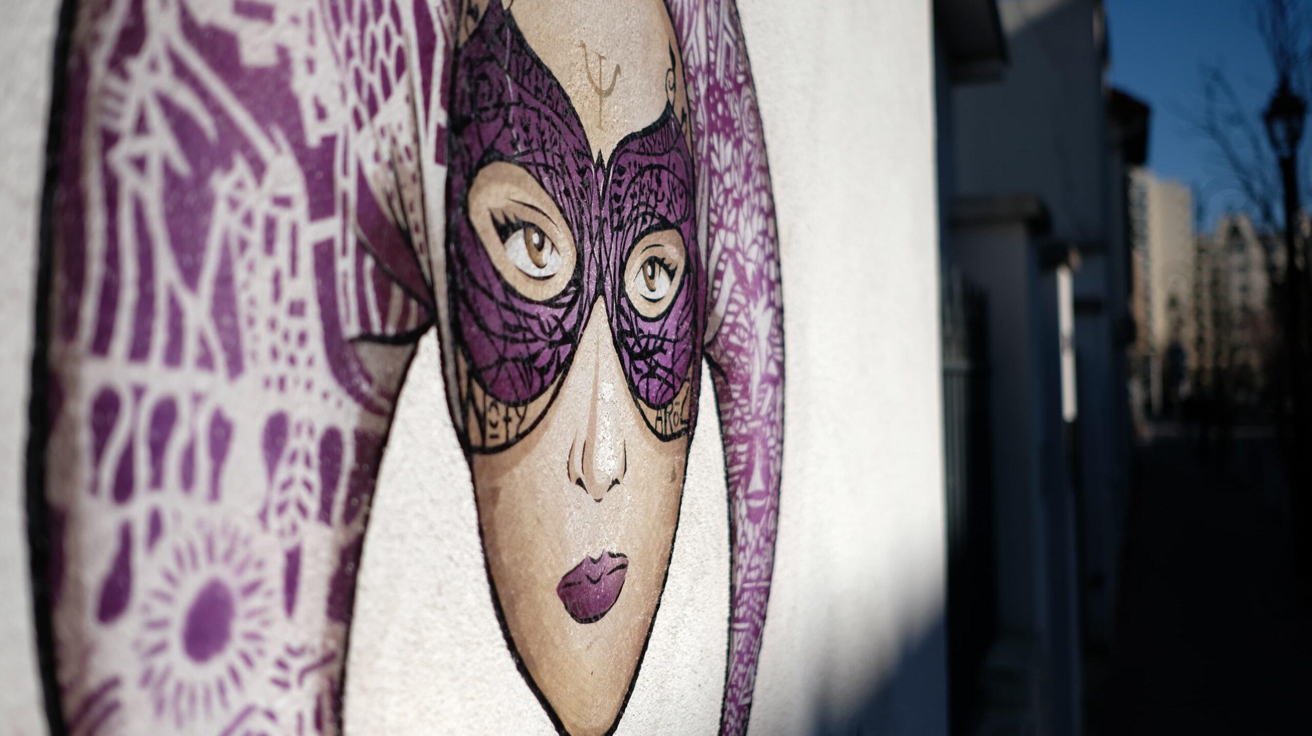 Oeuvre de street art représentant un visage féminin. Ce visage est une fusion entre Harley Quinn et la sécession Viennoise. Oeuvre réalisée sur un mur de Montrouge par le duo Noty & Aroz.