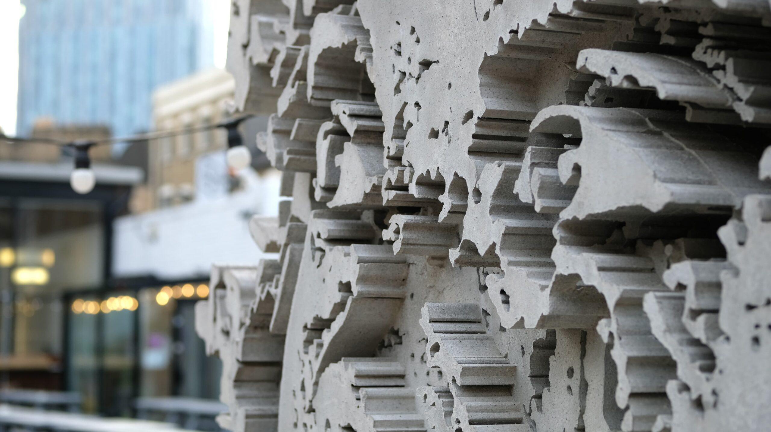 Diorama sculptural en ciment représentant le portrait d'une femme réalisé à Londres par l'artiste urbain portugais Vhils.