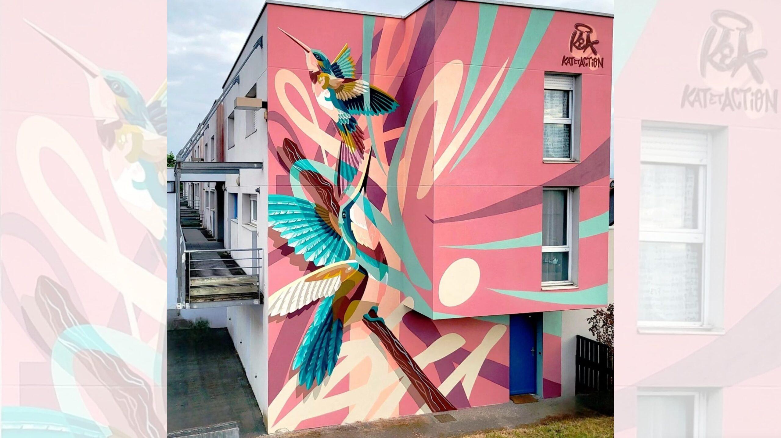 Oeuvre murale représentant 2 colibris sur fond rose. Oeuvre réalisée par le duo de street artistes Kat&Action à Saint-Brieuc.