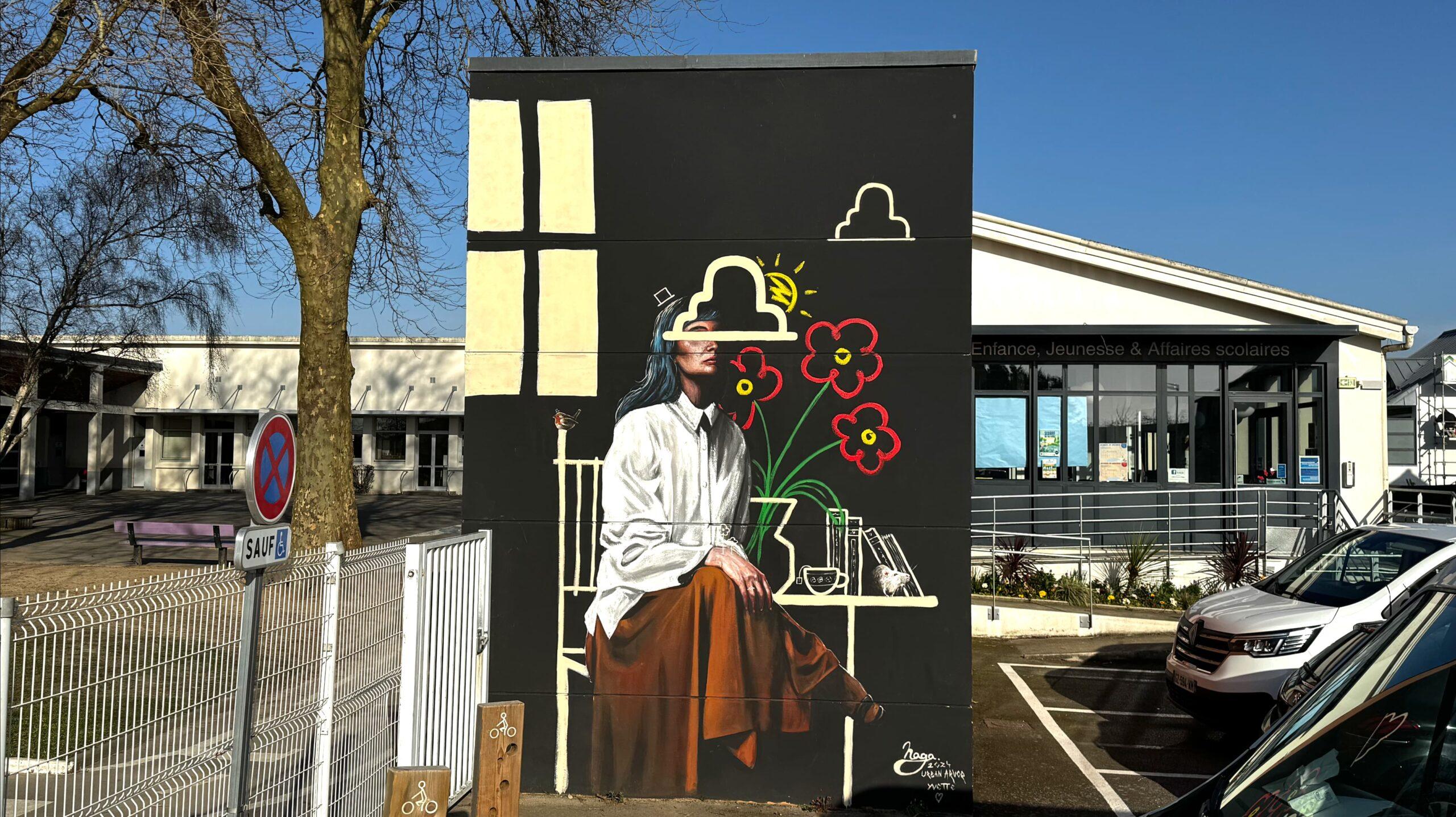 Oeuvre murale représentant une femme assise à une table sur fond noir. Un petit rat est également présent. Ces 2 personnages sont réalisés de manière réaliste par le street artiste Naga tandis que le reste du décor est très stylisé.