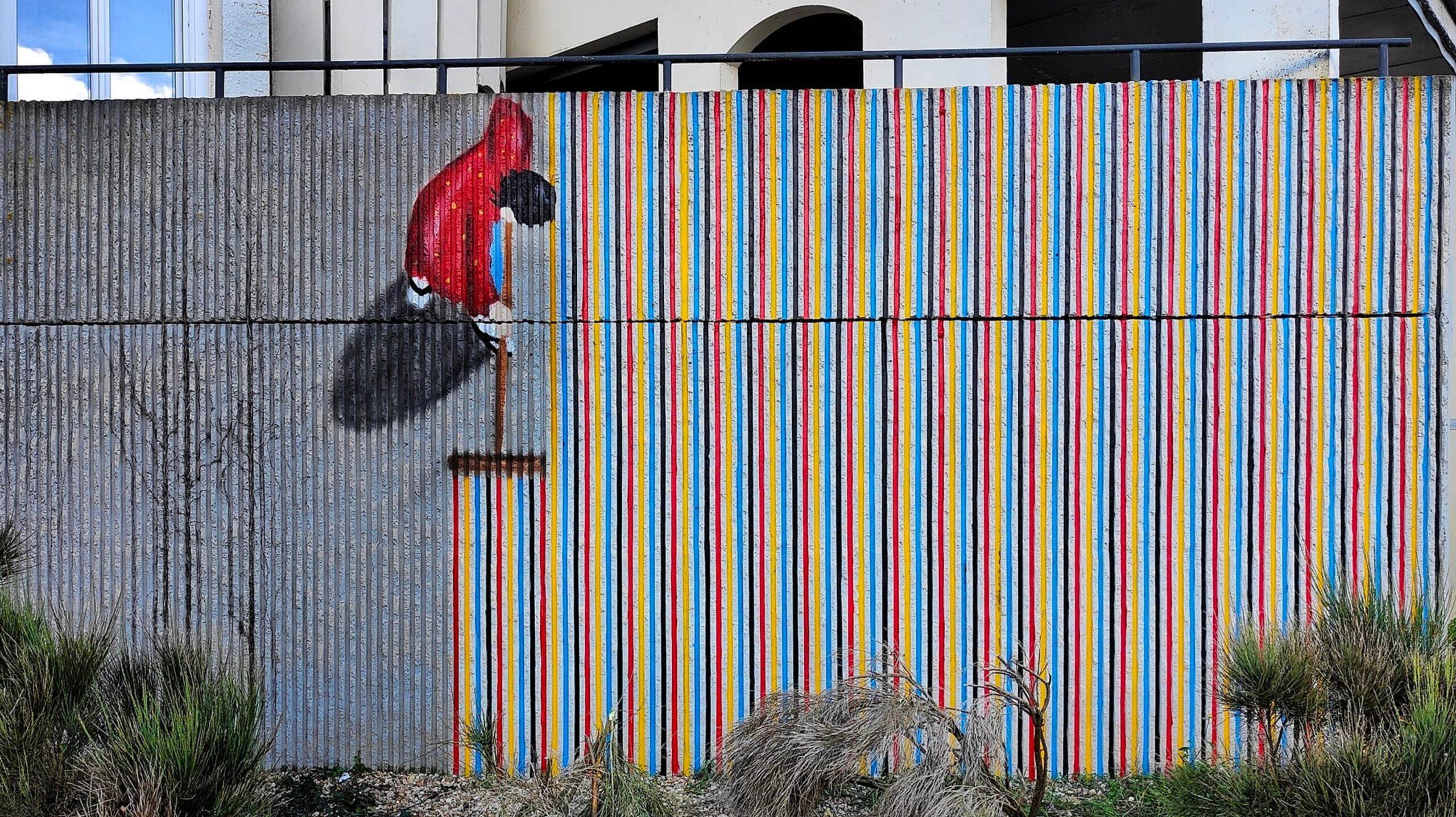 Oeuvre murale réalisée par le street artiste Oak Oak. Elle représente une personne habillée de rouge et dessinant sur le mur un jardin zen japonais avec son râteau. Cette oeuvre s'appuie sur la structure du mur.