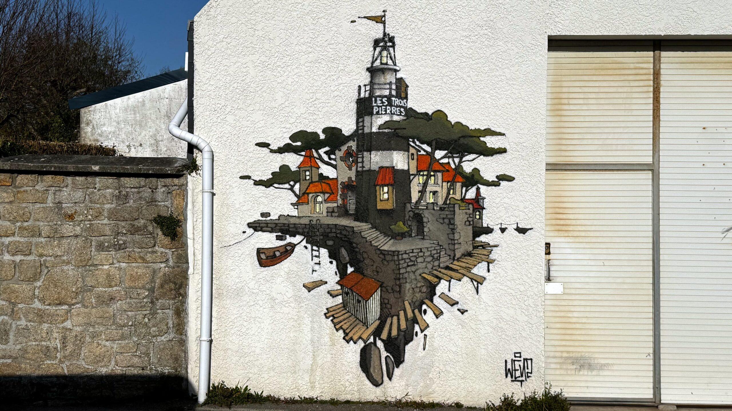 Oeuvre murale du street artiste brestois Wen2 représentant le phare des trois pierres ainsi que des bâtisses typiques de Larmor-Plage.