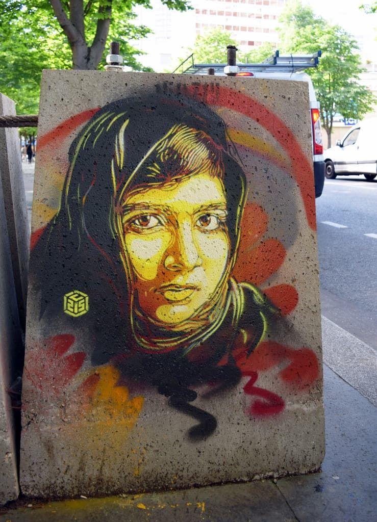 [fr]C215 - Malala Yousafzai - Pochoir sur le drapeau du Pakistan[en]C215 - Malala Yousafzai - Stencil on Pakistani flag