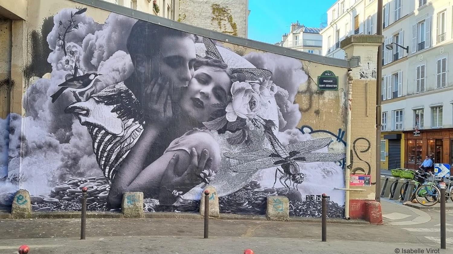 Fresque murale sur le thème de l'amour représentant un couple d'amoureux. Oeuvre réalisée par la street artiste parisienne 13 bis.