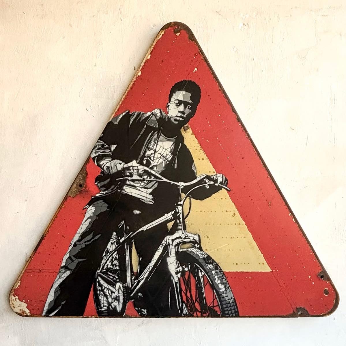 Boy with the bike - Kelu Abstract, pochoir sur panneau de signalisation émaillé, 2026 | Galerie Jumble - Art Urbain / Street Art
