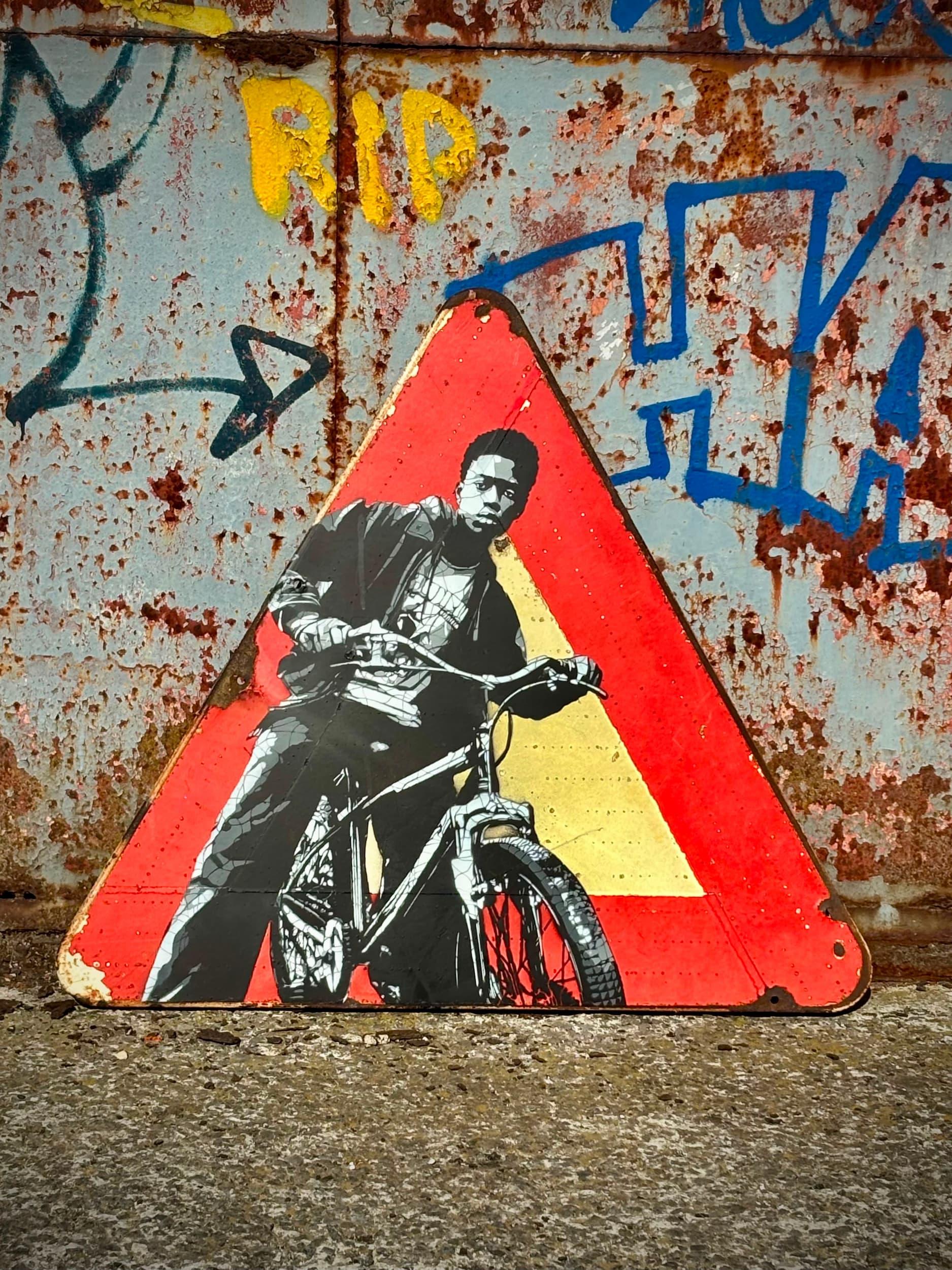 Boy with the bike - Kelu Abstract, pochoir sur panneau de signalisation émaillé, 2026 | Galerie Jumble - Art Urbain / Street Art