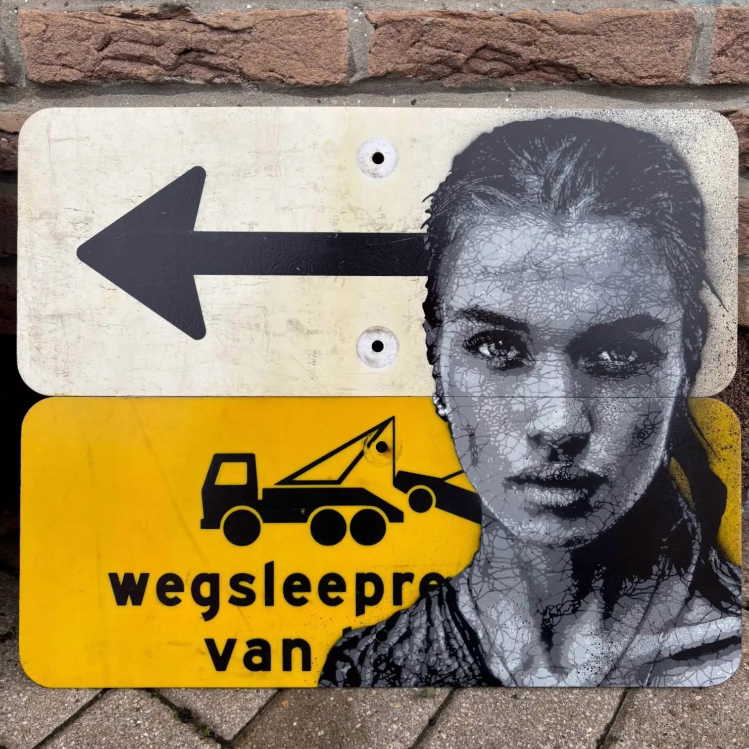 Penelope Amsterdam - Kelu Abstract, pochoir sur panneaux de signalisation, 40 x 50 cm, 2026 | Galerie Jumble - Art Urbain / Street Art